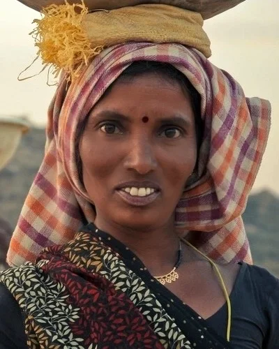 Portrait of a woman in a headscarf: Facevity · Glam